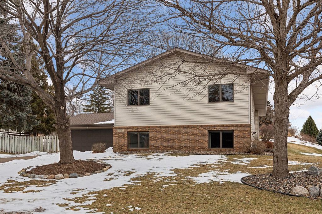 Photo of 13725 Oakland Drive, Burnsville, MN 55337 (MLS # 6797037)