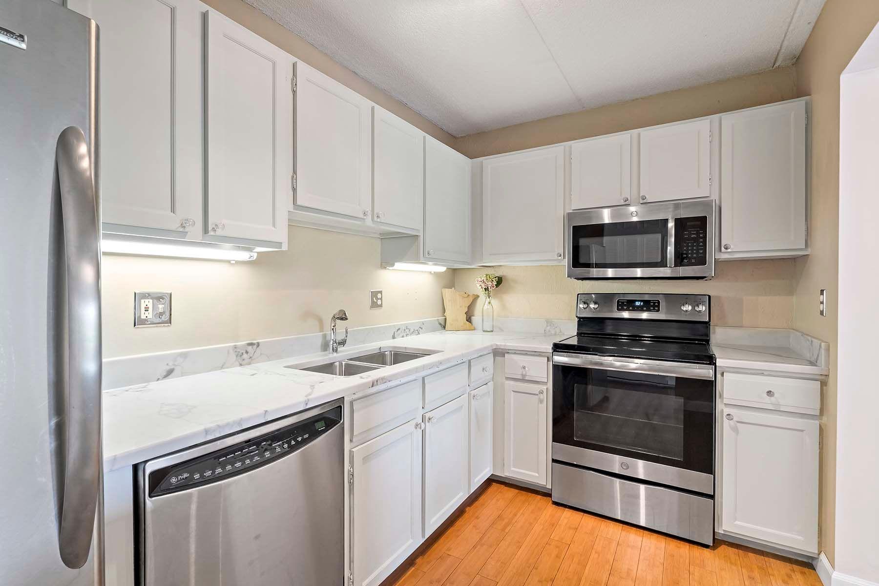 10411 Cedar Lake Road 413