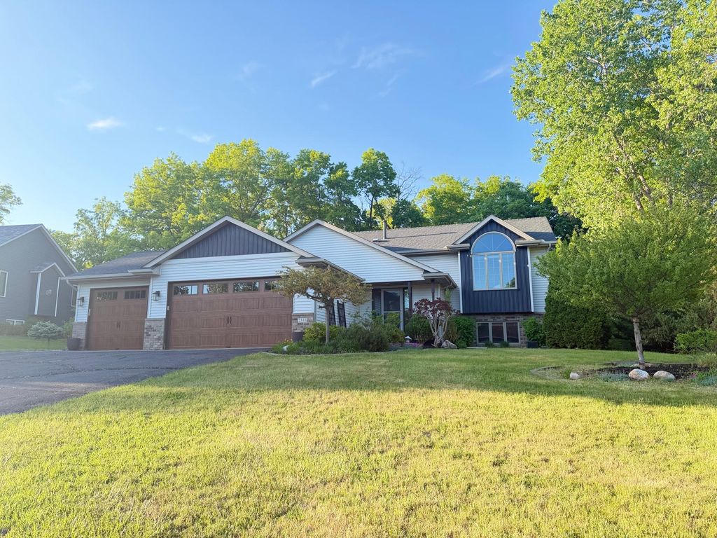 Photo of 2533 Montana Avenue E, Maplewood, MN 55119 (MLS # 7082776)