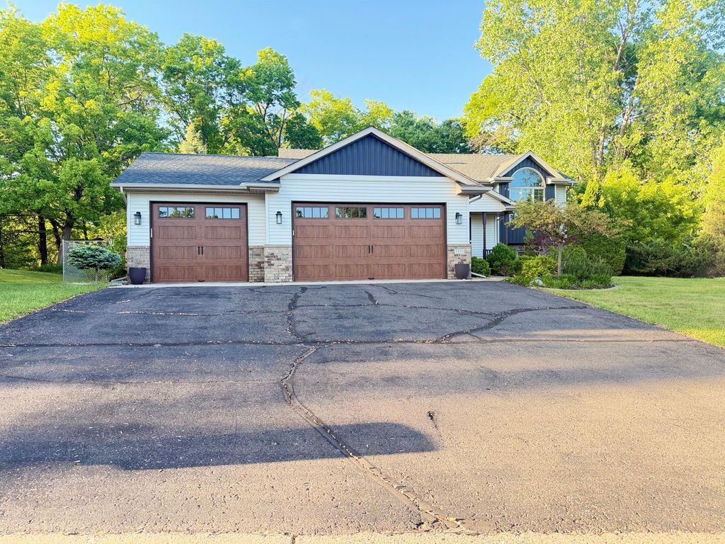 Photo of 2533 Montana Avenue E, Maplewood, MN 55119 (MLS # 7082776)