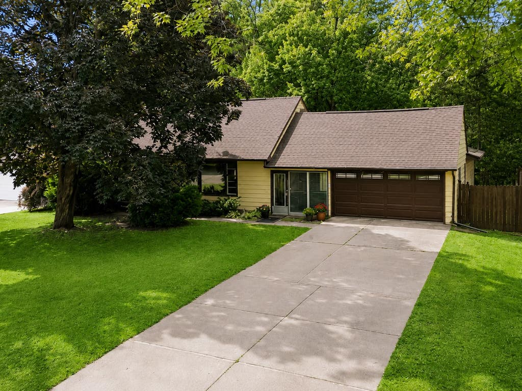 Photo of 988 Sherren Street W, Roseville, MN 55113 (MLS # 7080225)