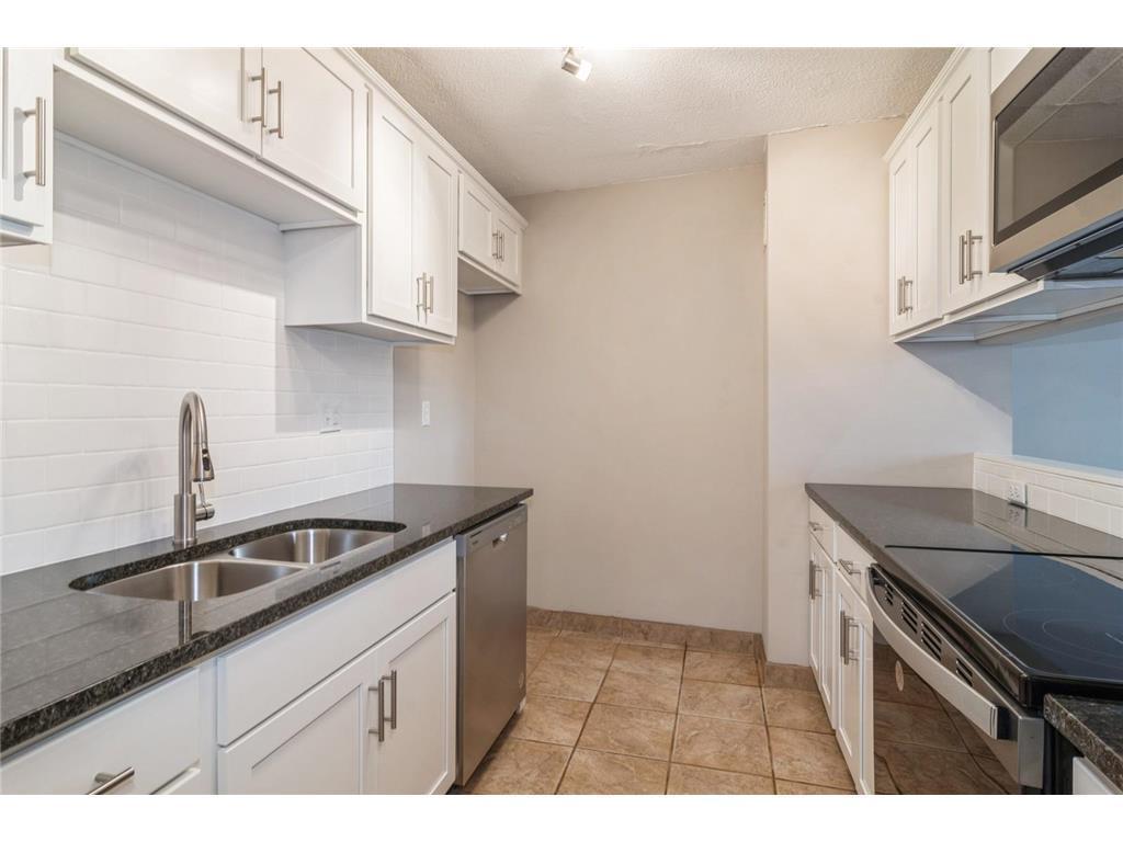 1181 Edgcumbe Road 1408
