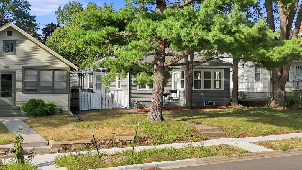 Photo of 2211 Minnehaha Avenue E, Saint Paul, MN 55119 (MLS # 7137330)