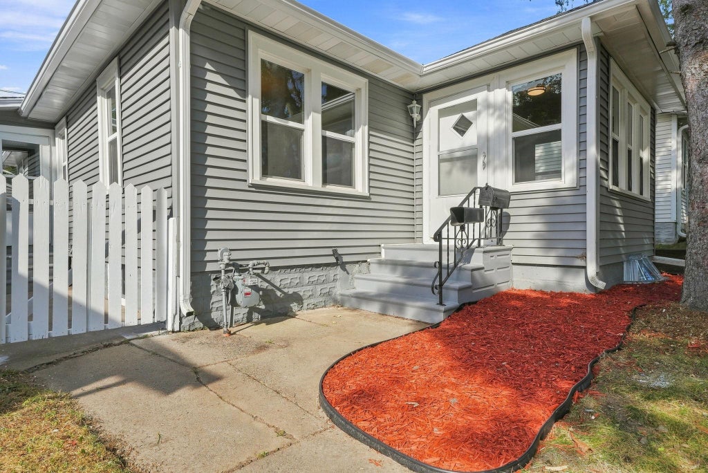 Photo of 2211 Minnehaha Avenue E, Saint Paul, MN 55119 (MLS # 7137330)
