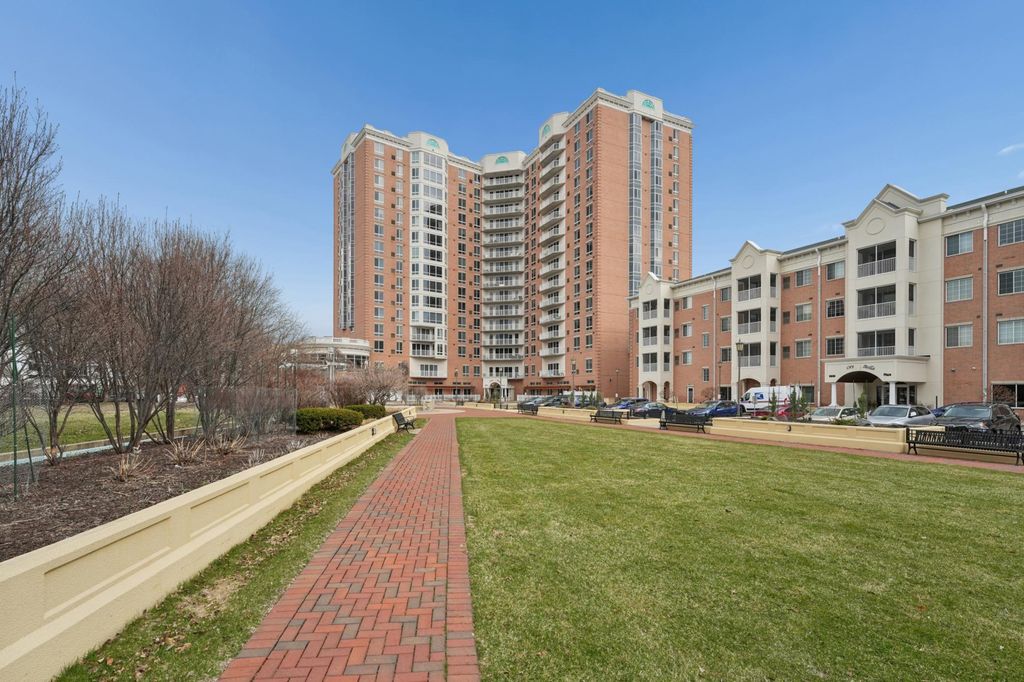 Photo of 6600 Lyndale Avenue S #402, Richfield, MN 55423 (MLS # 7021199)