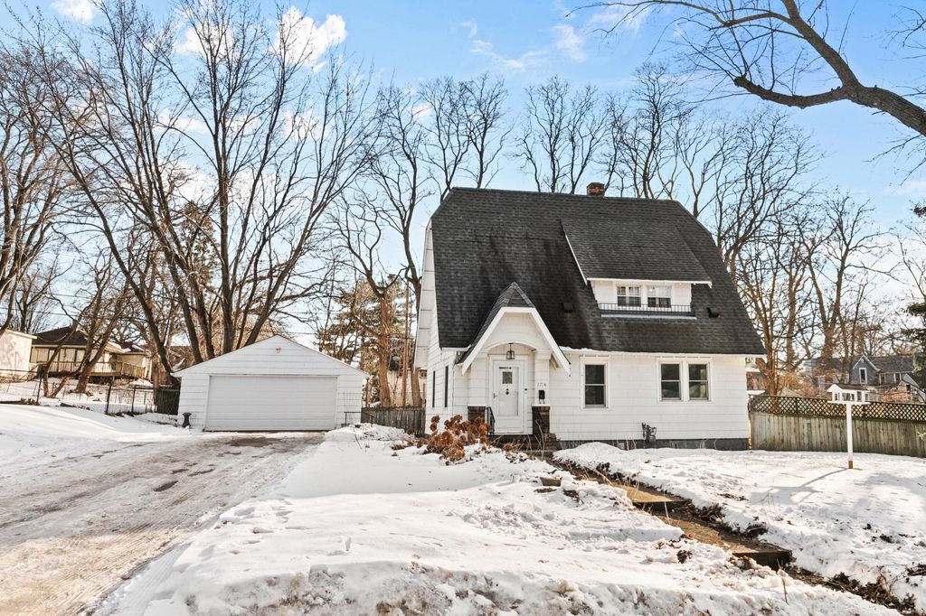 Photo of 2714 9th Avenue E, North Saint Paul, MN 55109 (MLS # 7020003)