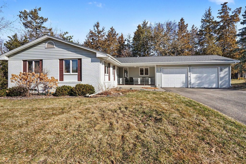 Photo of 200 W 107th Street, Bloomington, MN 55420 (MLS # 7038253)