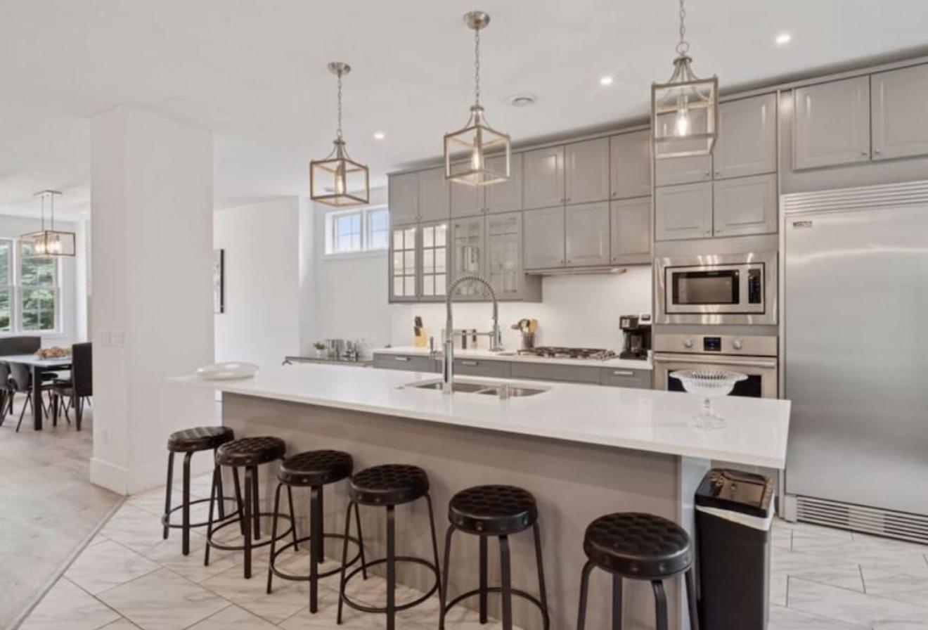 1032 Gardner Street E