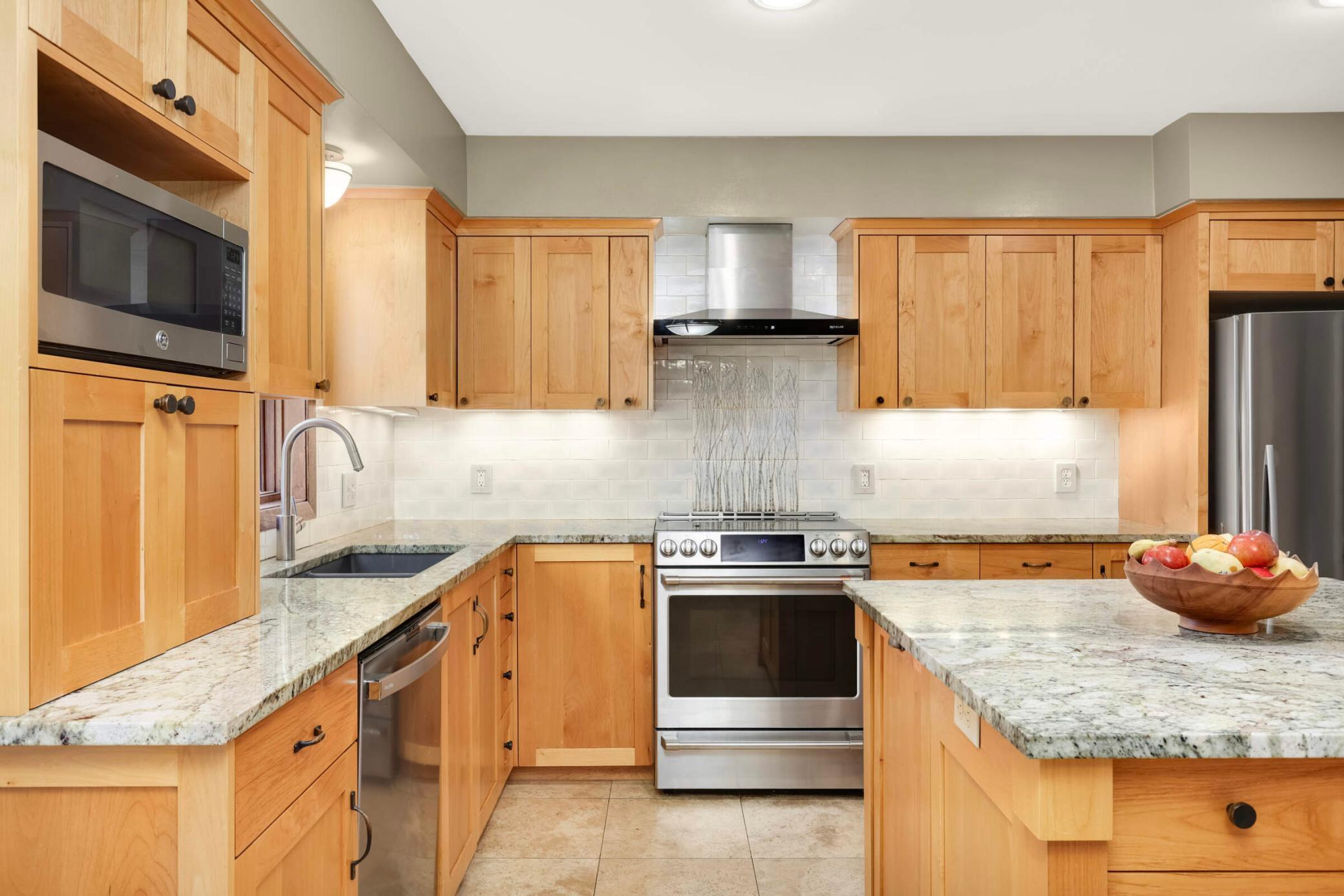 878 Lakewood Hills Road S