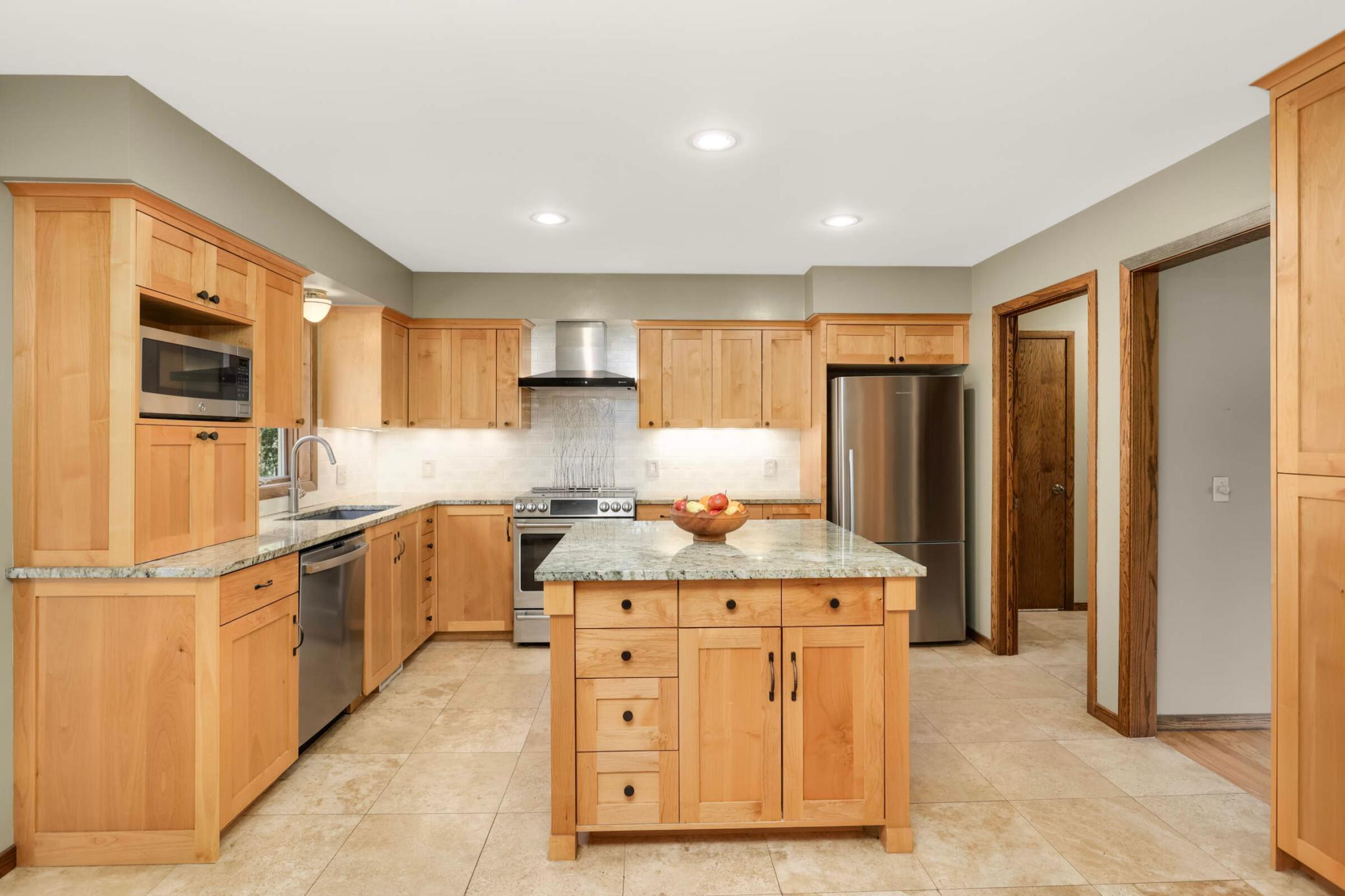 878 Lakewood Hills Road S