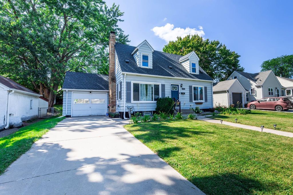 Photo of 621 17th Avenue N, South Saint Paul, MN 55075 (MLS # 6801320)