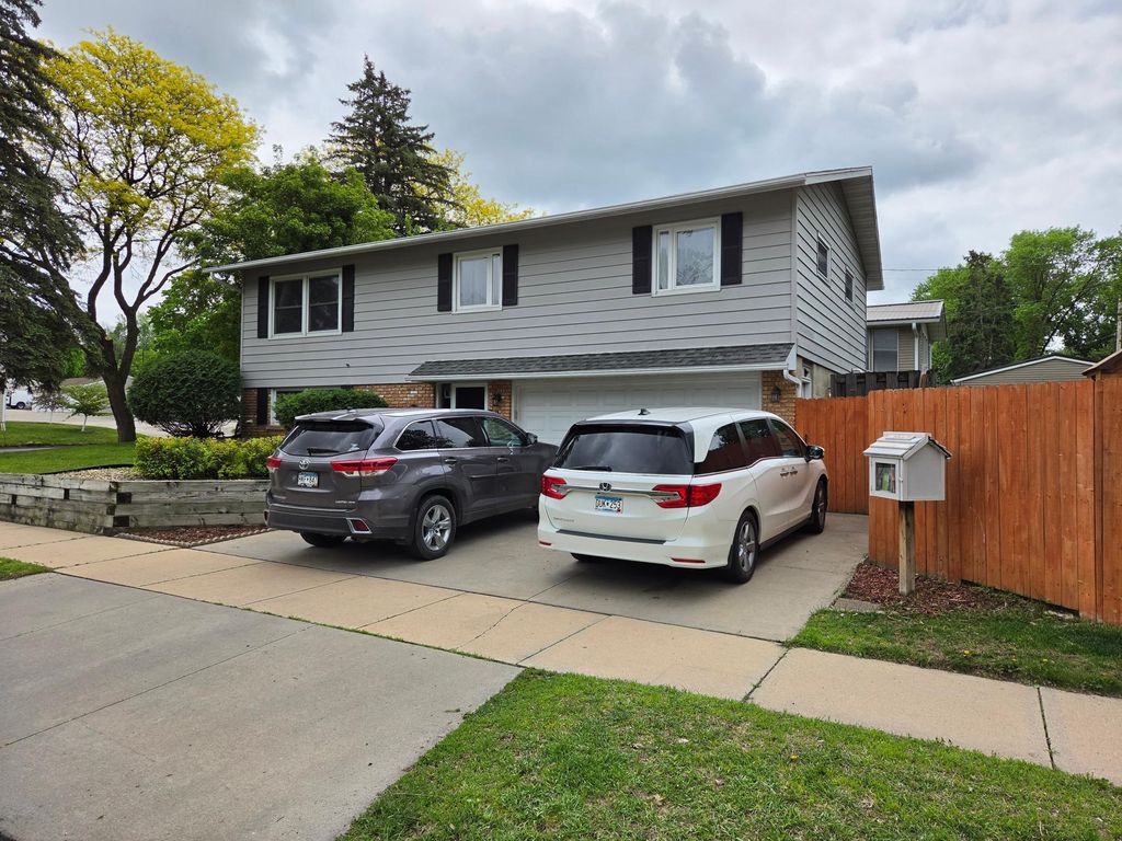 Photo of 338 27th Street NE, Rochester, MN 55906 (MLS # 7076156)