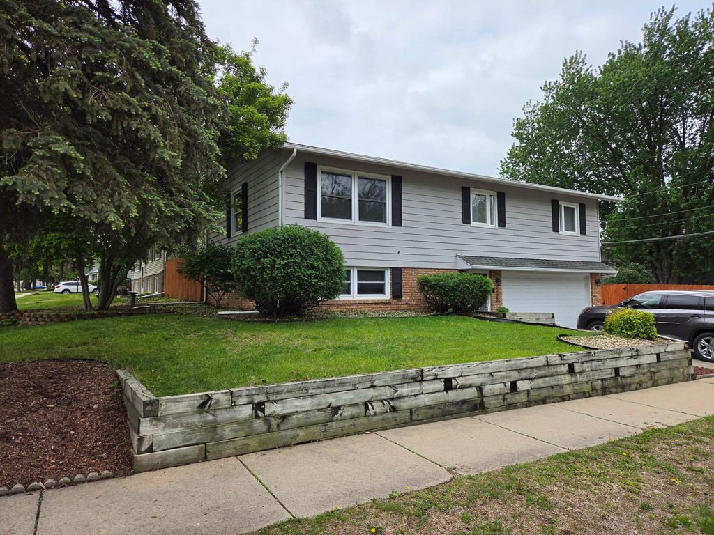 Photo of 338 27th Street NE, Rochester, MN 55906 (MLS # 7076156)