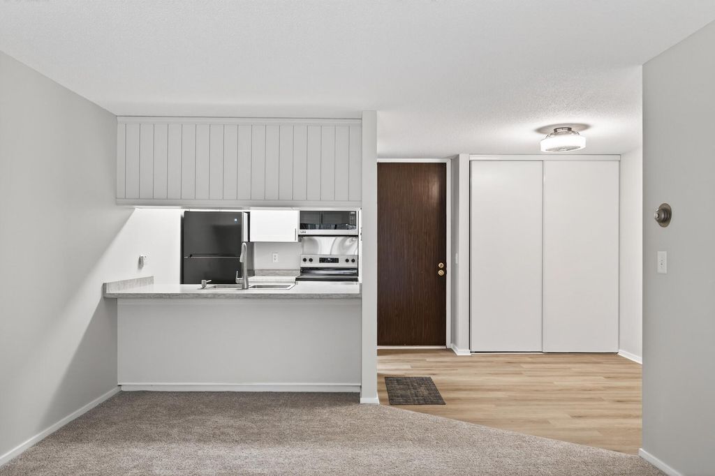 Photo of 2800 Hamline Avenue N #303, Roseville, MN 55113 (MLS # 7024664)