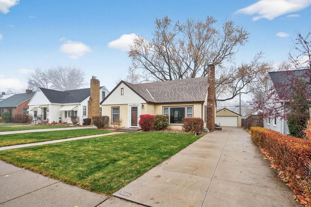 Photo of 911 Montana Avenue W, Saint Paul, MN 55117 (MLS # 6819850)