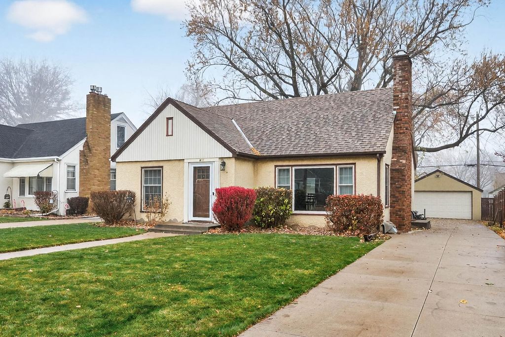 Photo of 911 Montana Avenue W, Saint Paul, MN 55117 (MLS # 6819850)
