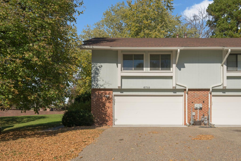 Photo of 6710 Buckingham Bay, Woodbury, MN 55125 (MLS # 7160542)