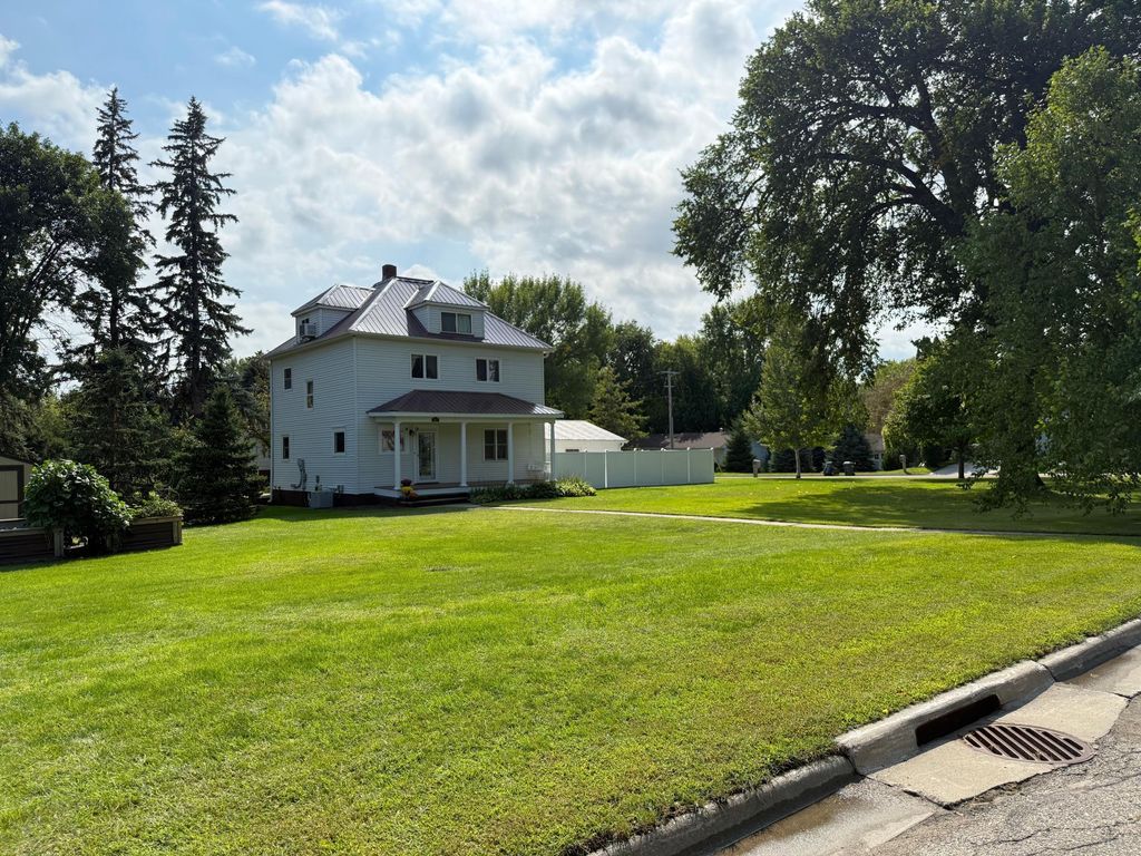 Photo of 811 E Division Street, Elbow Lake, MN 56531 (MLS # 7033855)