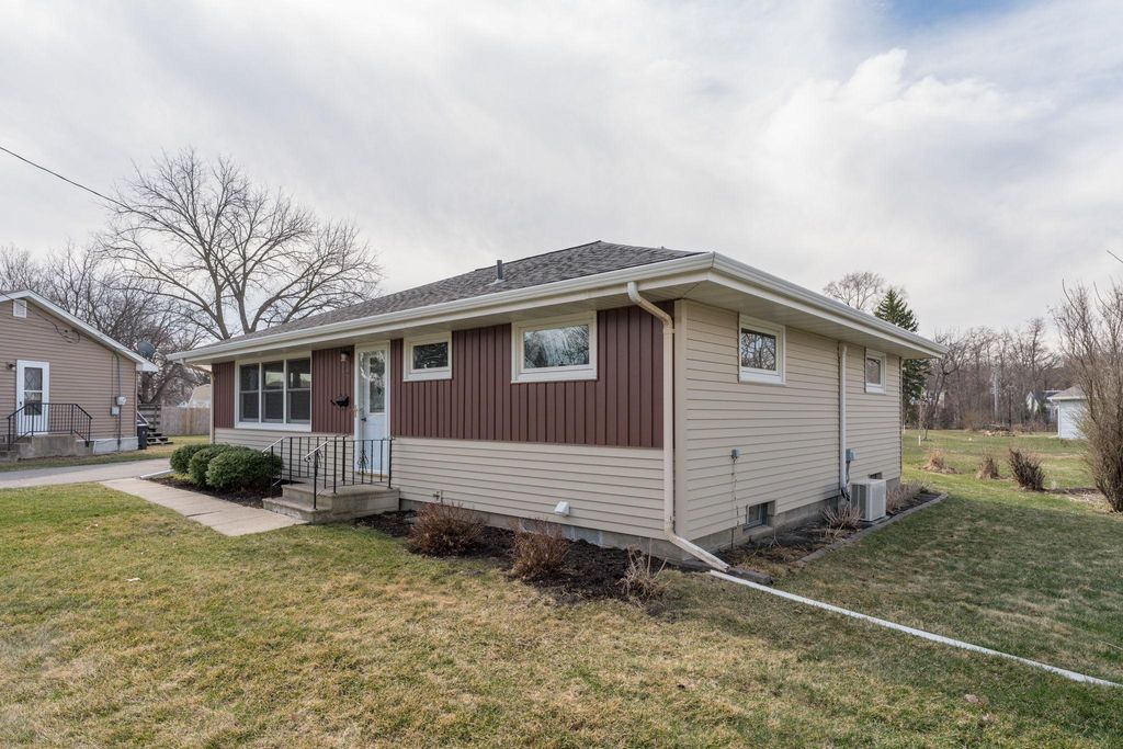 Photo of 120 Wilson Way, Mankato, MN 56001 (MLS # 7046870)