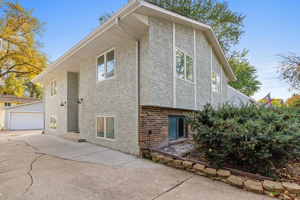 Photo of 540 Hiawatha Avenue, Mendota Heights, MN 55118 (MLS # 7146799)