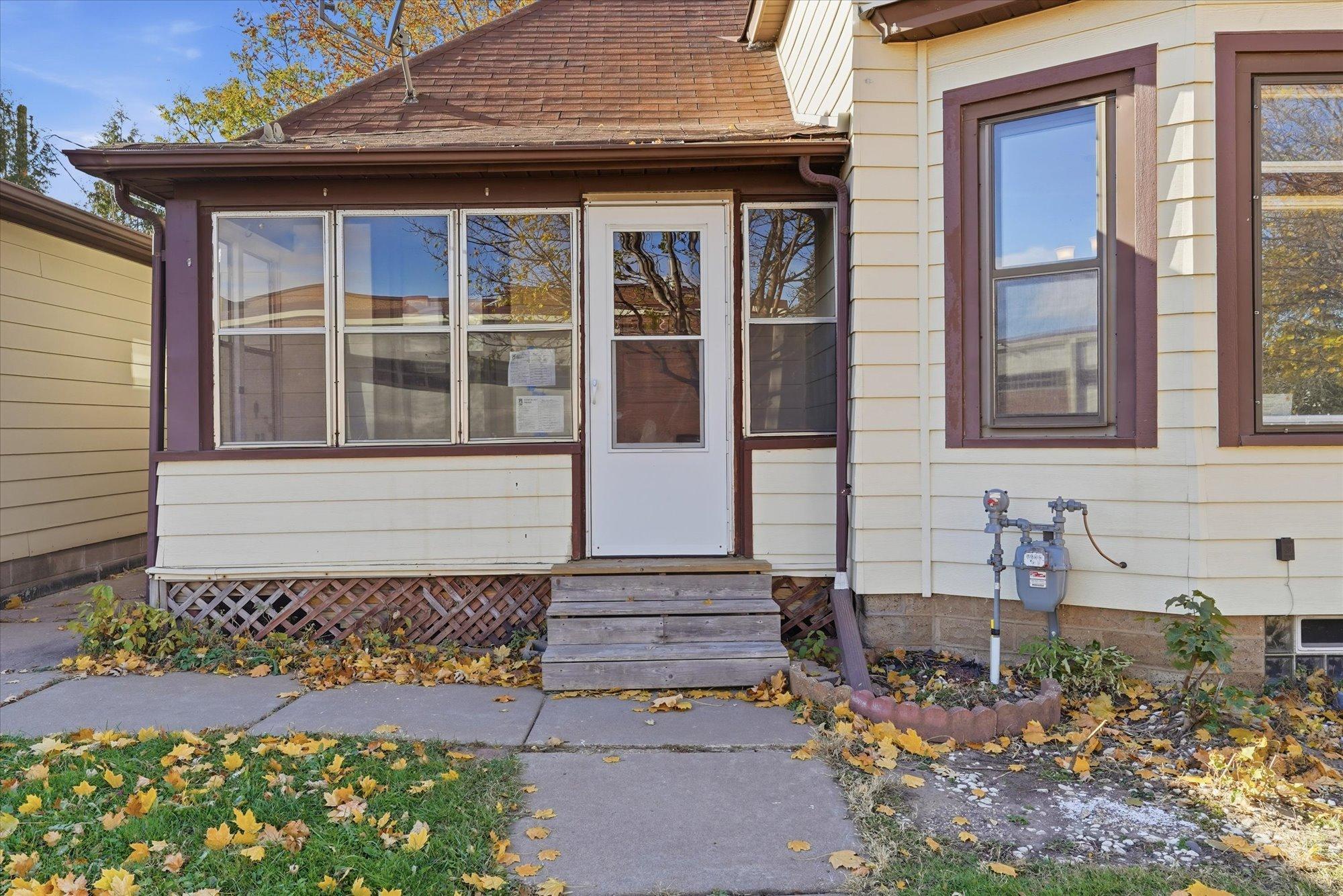 4 Elizabeth Street W