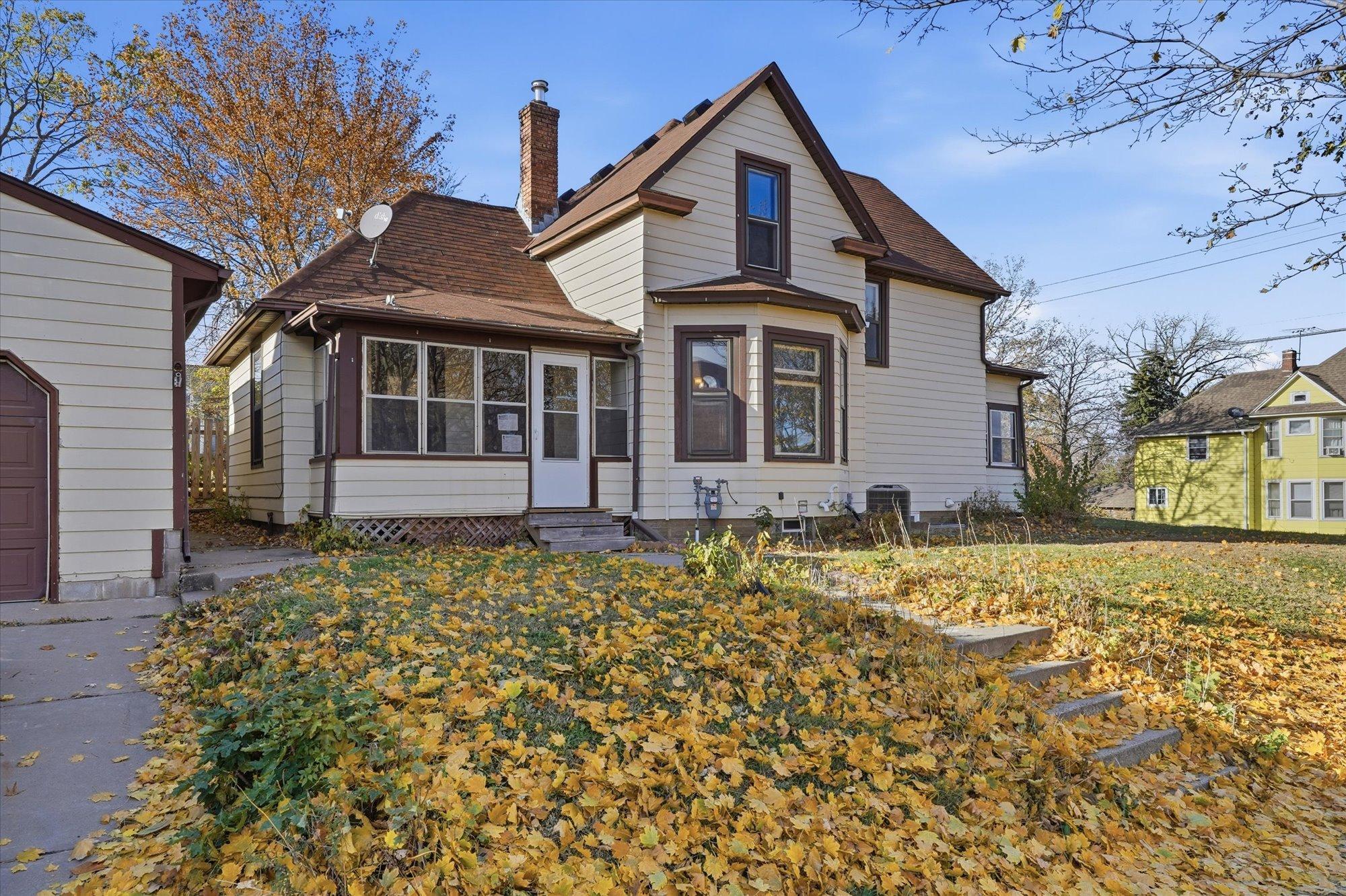 4 Elizabeth Street W