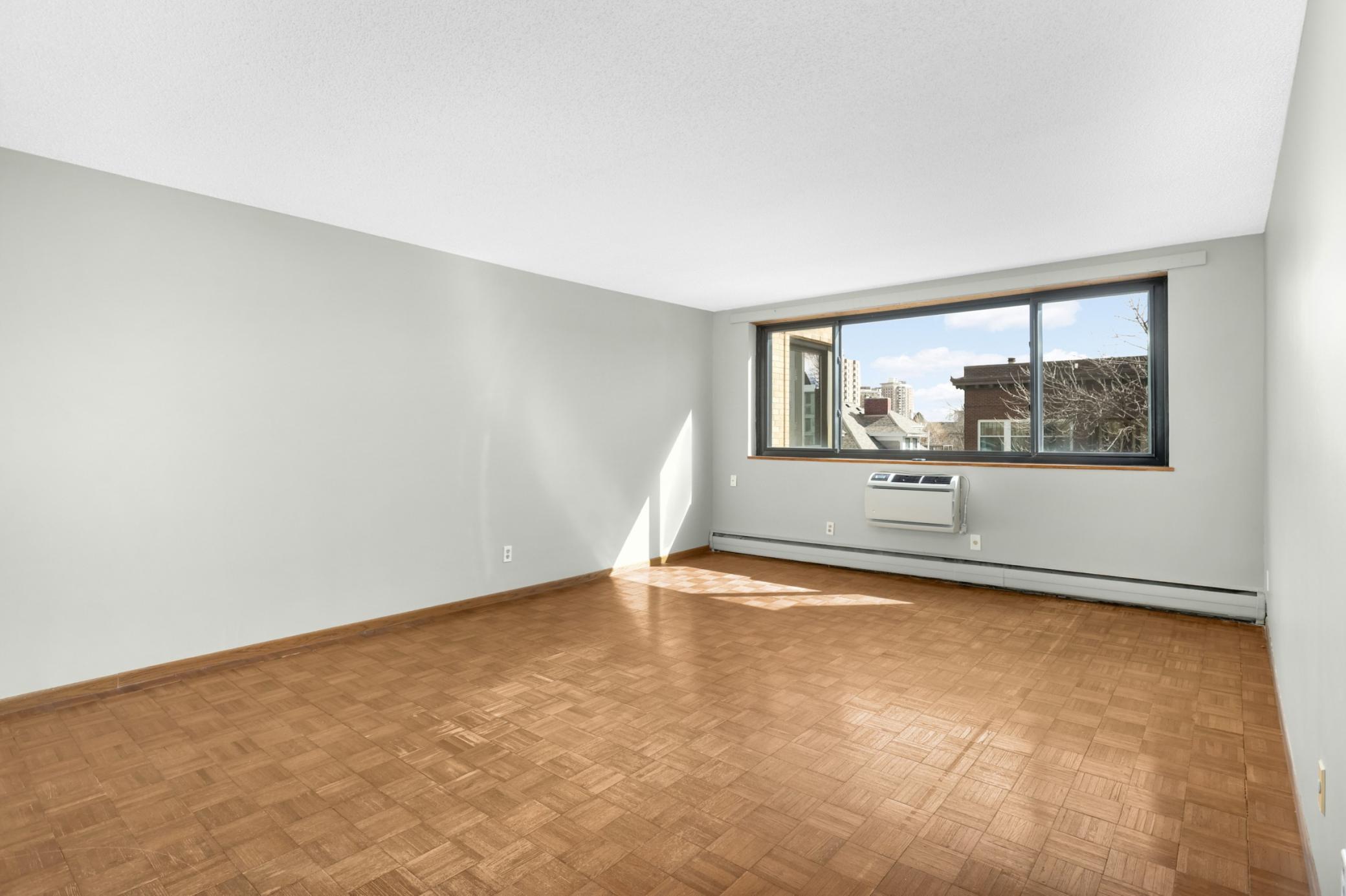 1912 Dupont Avenue S 405