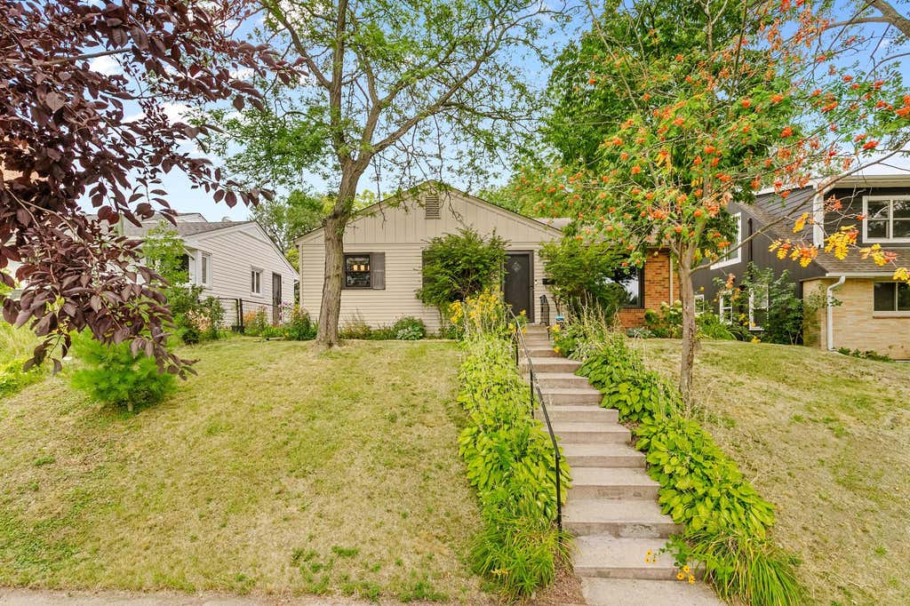 Photo of 2510 Vincent Avenue N, Minneapolis, MN 55411 (MLS # 7133307)