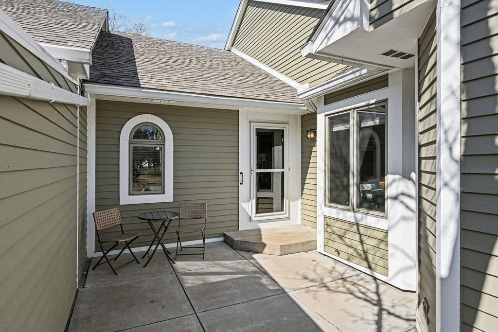 Photo of 938 Winterberry Drive, Woodbury, MN 55125 (MLS # 7033517)