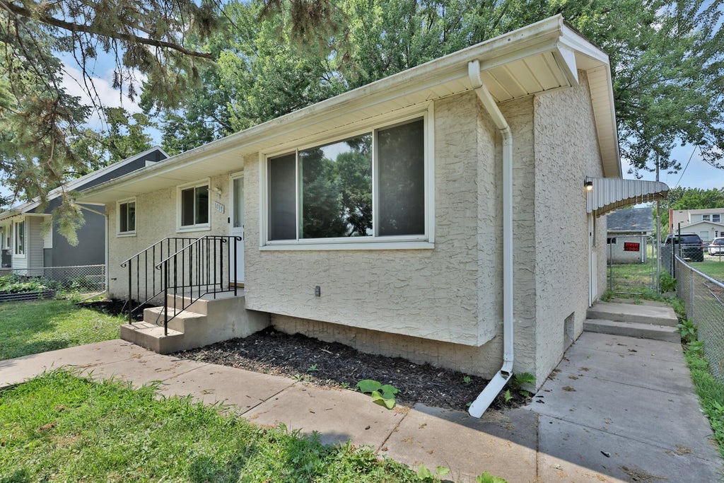 Photo of 1017 Livingston Avenue, West Saint Paul, MN 55118 (MLS # 7149104)
