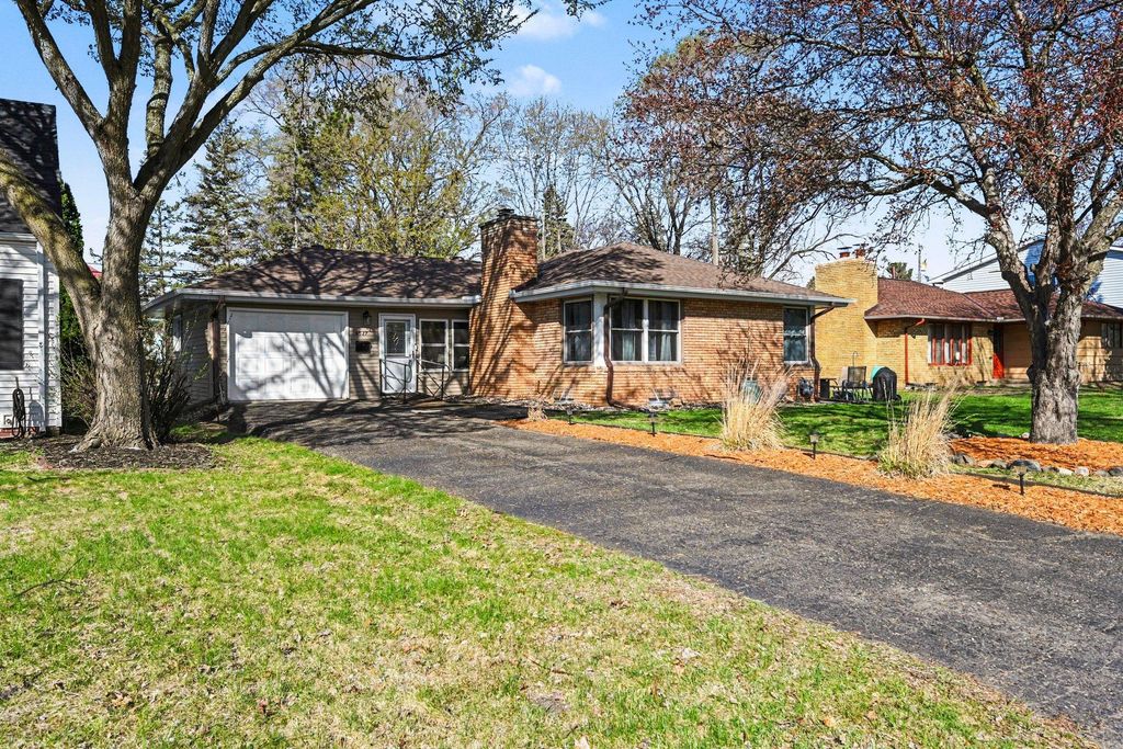 Photo of 4527 Lakeland Avenue N, Robbinsdale, MN 55422 (MLS # 7056500)