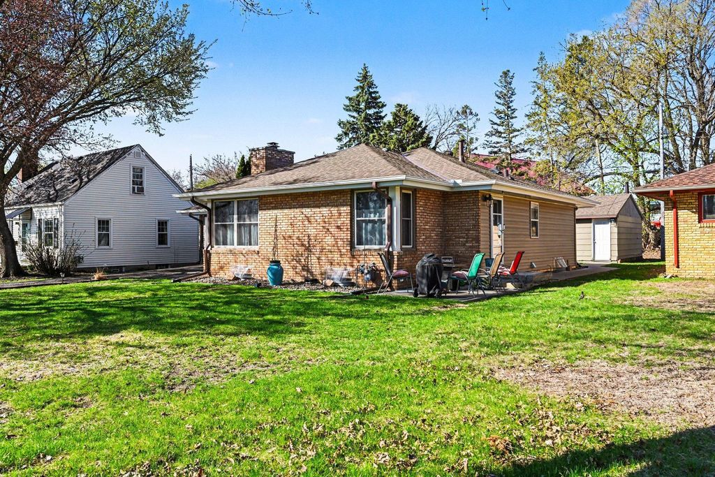 Photo of 4527 Lakeland Avenue N, Robbinsdale, MN 55422 (MLS # 7056500)