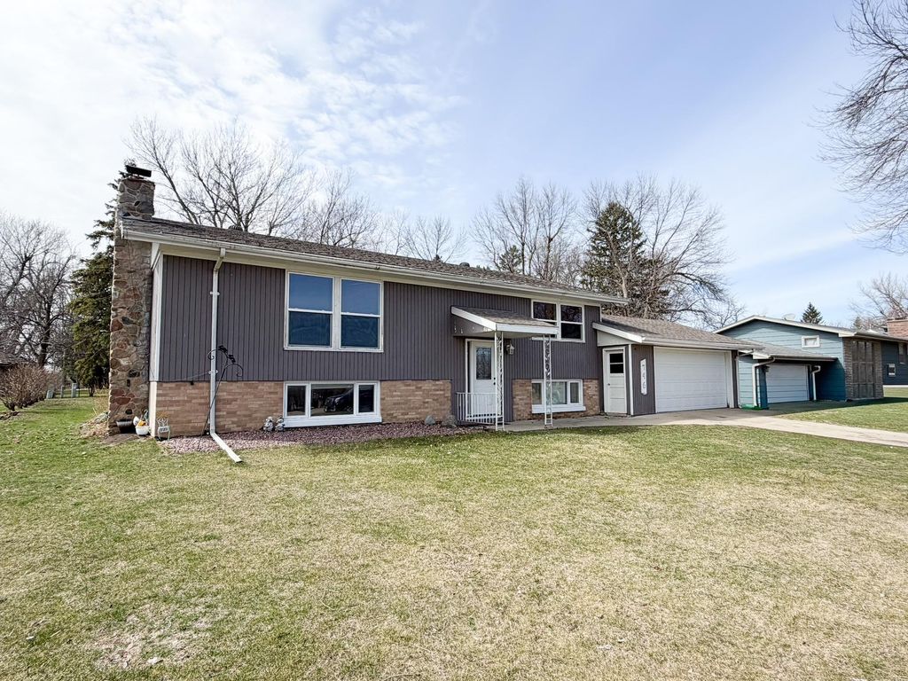 Photo of 746 W Shore Drive, Worthington, MN 56187 (MLS # 7050127)
