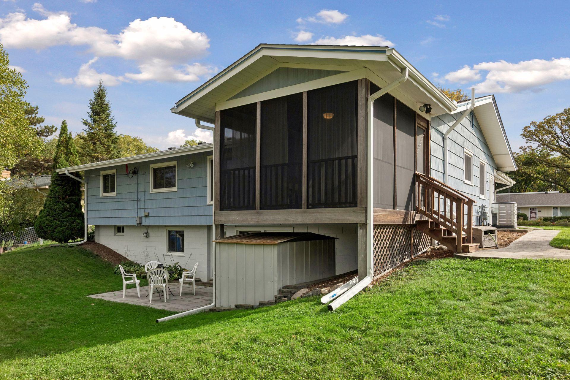 2163 Rosewood Lane S