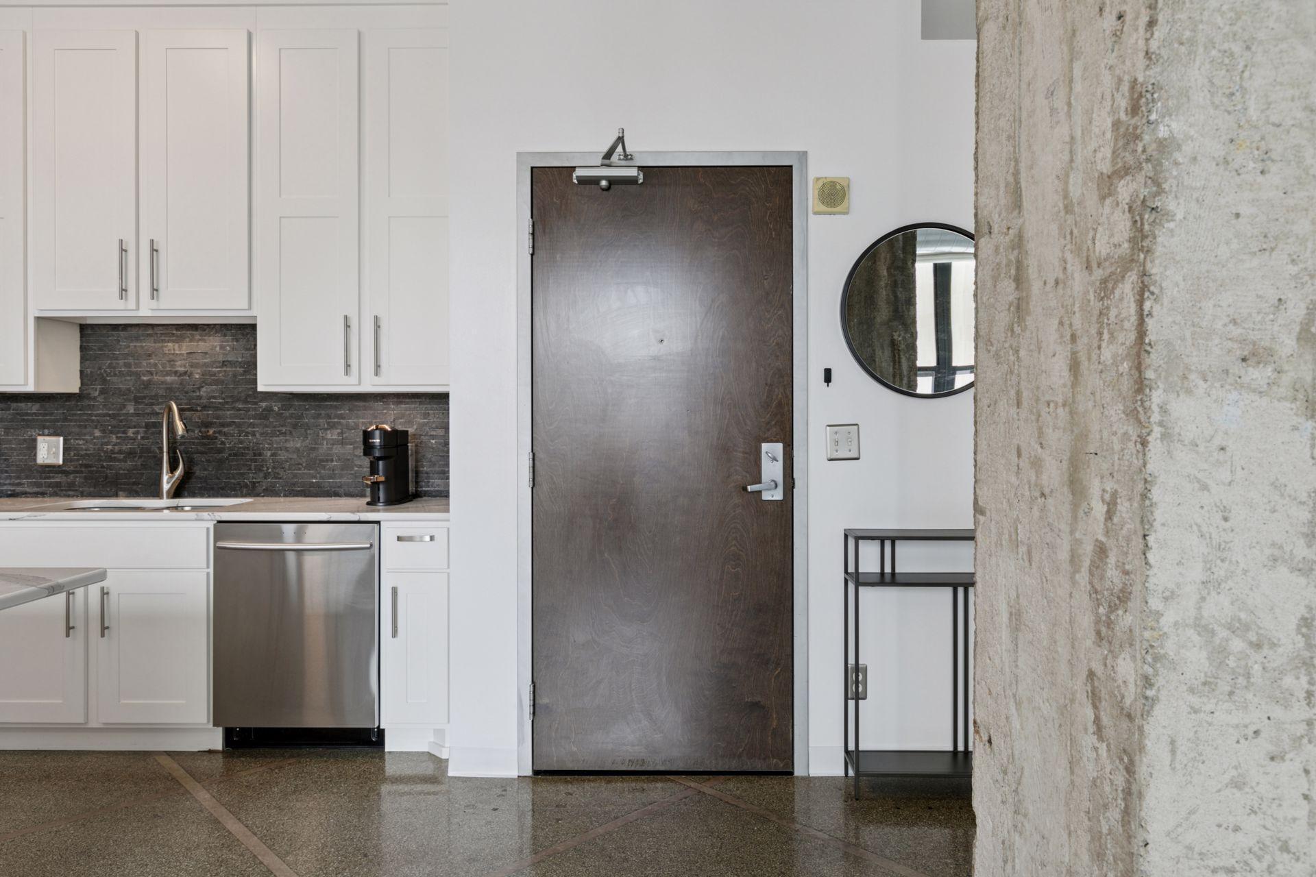 350 Saint Peter Street 908