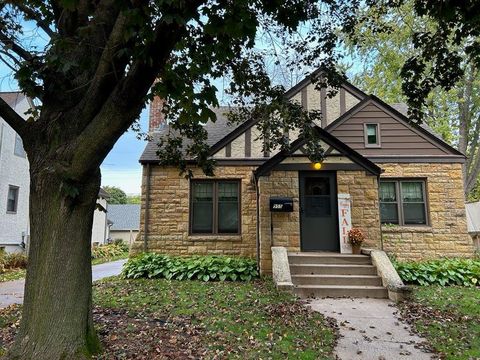 Photo of 955 Cherokee Avenue, West Saint Paul, MN 55118 (MLS # 6735972)