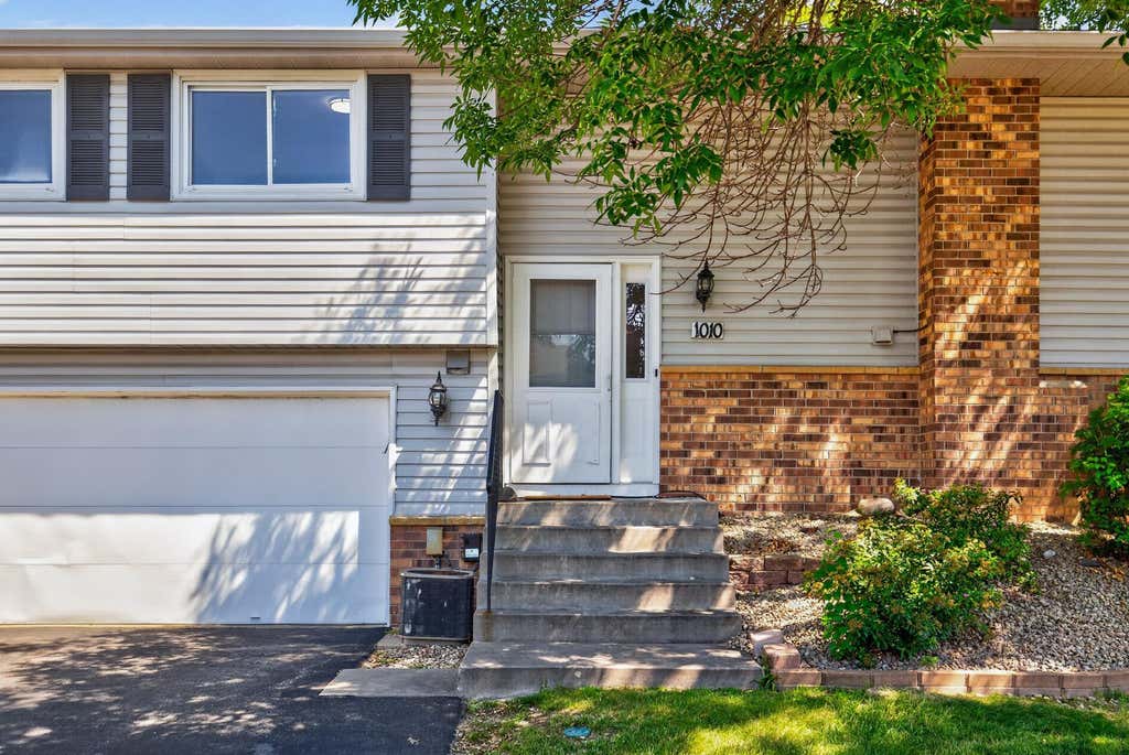 Photo of 1010 E 145th Street, Burnsville, MN 55337 (MLS # 7126072)