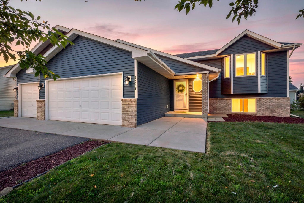 Photo of 1528 Homestead Street, Shakopee, MN 55379 (MLS # 7111432)