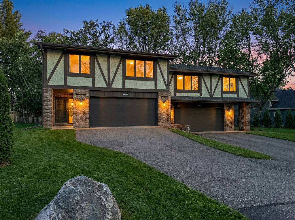 Photo of 1042 Circle Drive E, Wayzata, MN 55391 (MLS # 7029397)