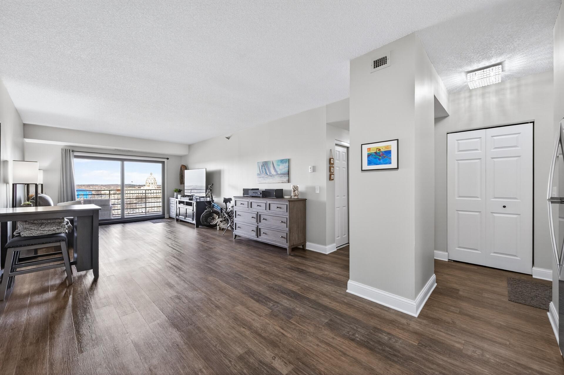 26 10th Street W 2004