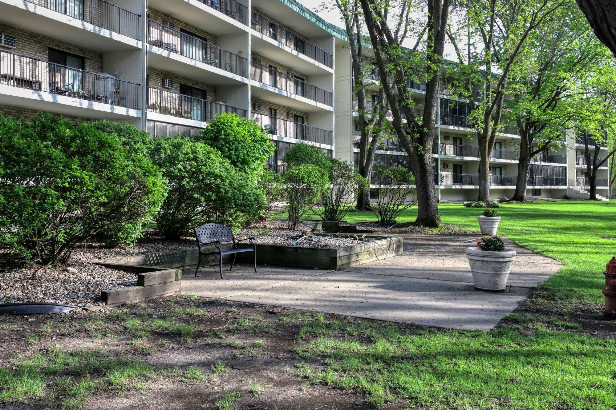 10401 Cedar Lake Road 405