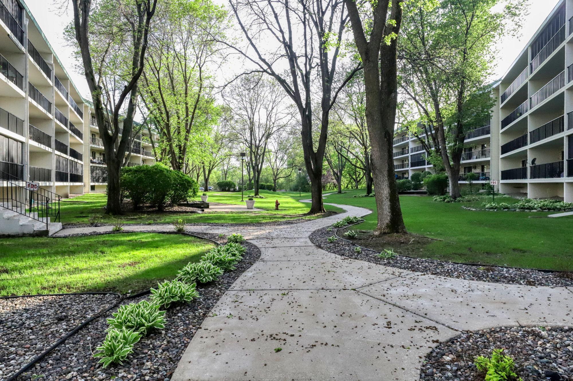 10401 Cedar Lake Road 405