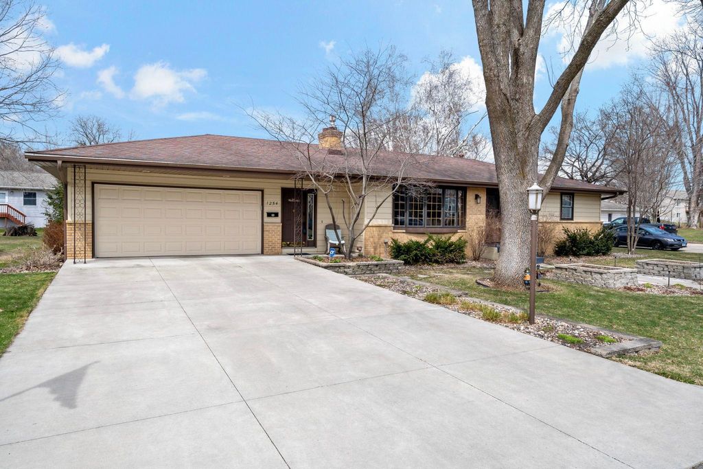 Photo of 1254 Prairie Street, Chaska, MN 55318 (MLS # 7047291)
