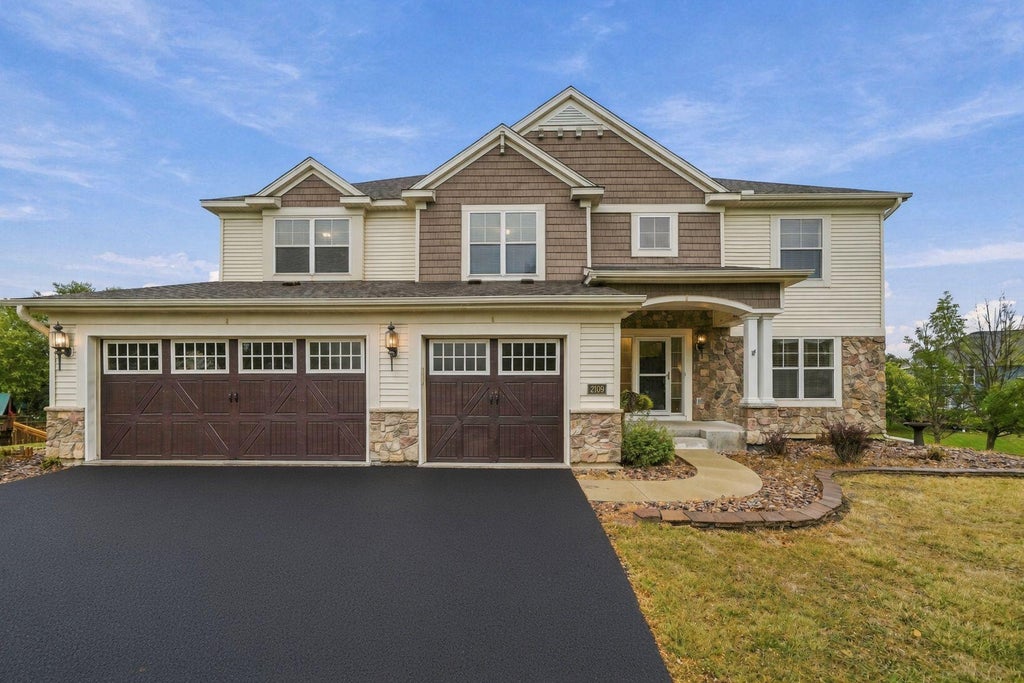Photo of 2109 Rockridge Circle, Shakopee, MN 55379 (MLS # 7146153)