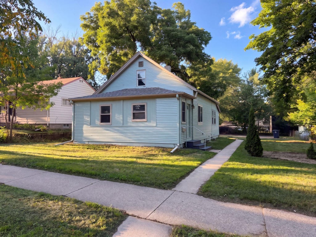 Photo of 305 Arlington Avenue W, Saint Paul, MN 55117 (MLS # 7147097)
