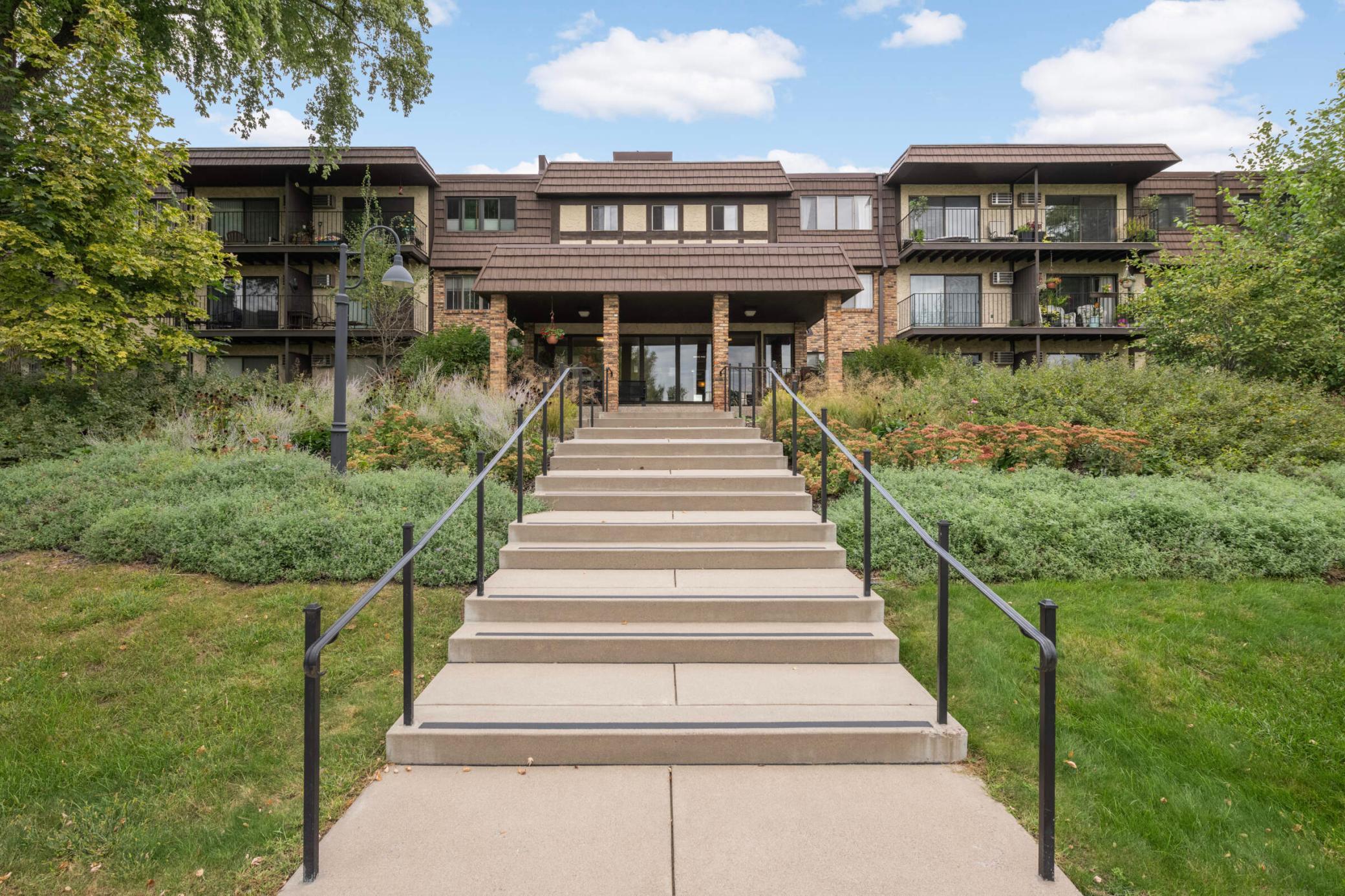 205 Barry Avenue S 305