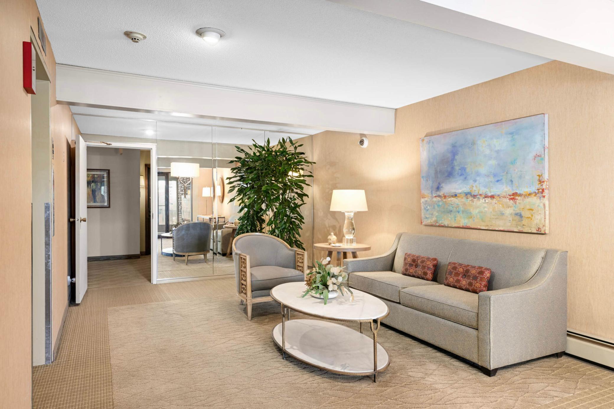 205 Barry Avenue S 305