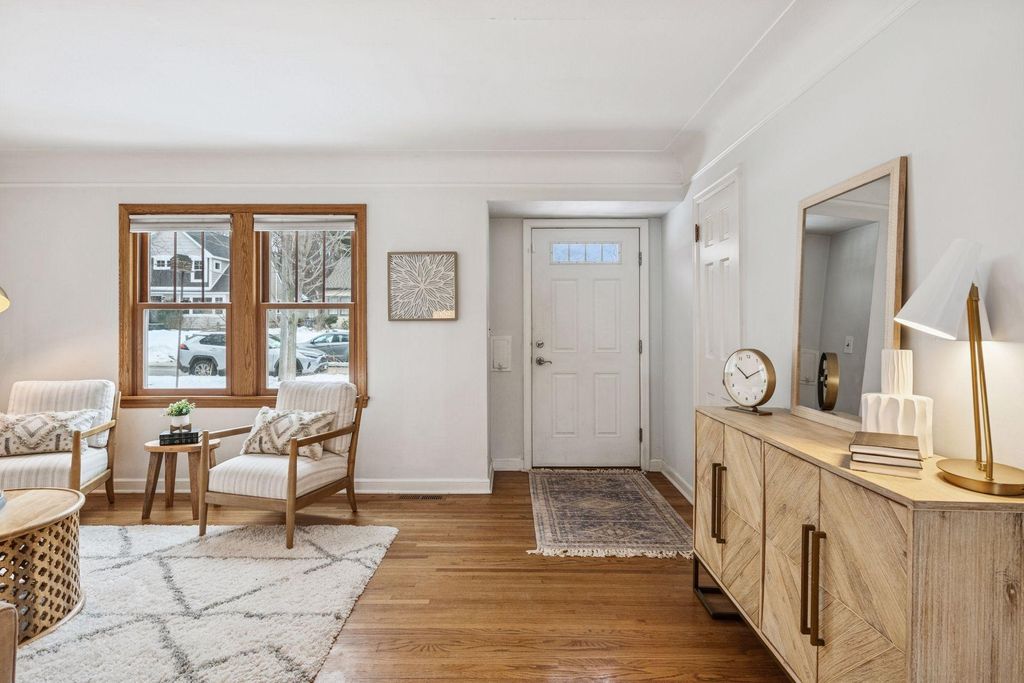 Photo of 15 Upton Avenue S, Minneapolis, MN 55405 (MLS # 7007125)