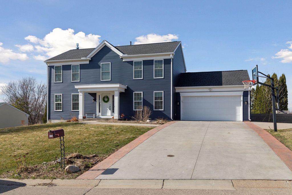 Photo of 2423 Pond Avenue E, Maplewood, MN 55119 (MLS # 7039817)