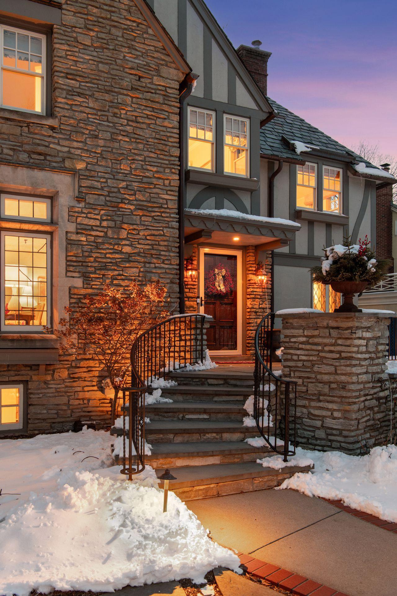 2116 W Lake Of The Isles Parkway